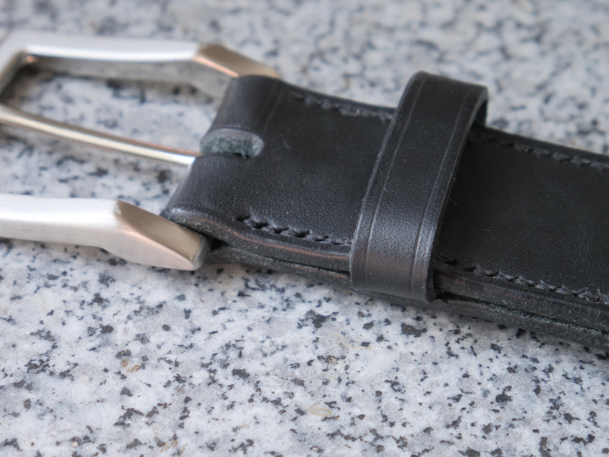 La ceinture signature en cuir pleine fleur et laiton