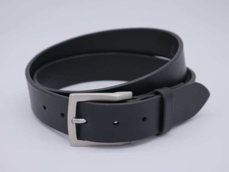 La ceinture signature en cuir pleine fleur et laiton