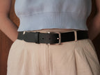 La ceinture signature en cuir pleine fleur et laiton