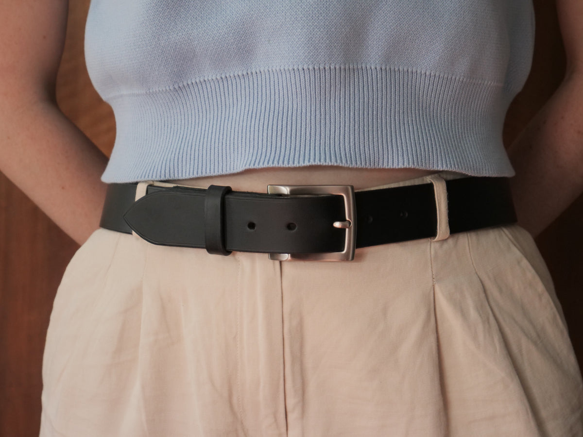La ceinture signature en cuir pleine fleur et laiton