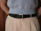 La ceinture signature en cuir pleine fleur et laiton
