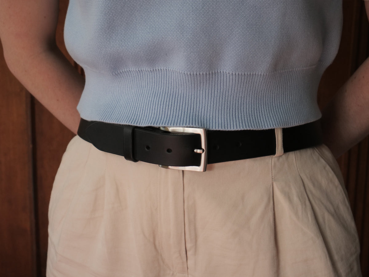 La ceinture signature en cuir pleine fleur et laiton