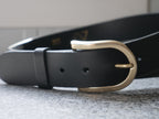 La ceinture signature en cuir pleine fleur et laiton