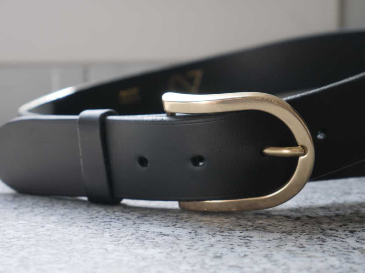 La ceinture signature en cuir pleine fleur et laiton