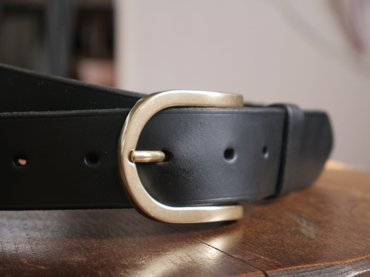La ceinture signature en cuir pleine fleur et laiton