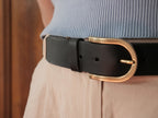 La ceinture signature en cuir pleine fleur et laiton