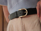 La ceinture signature en cuir pleine fleur et laiton