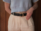 La ceinture signature en cuir pleine fleur et laiton