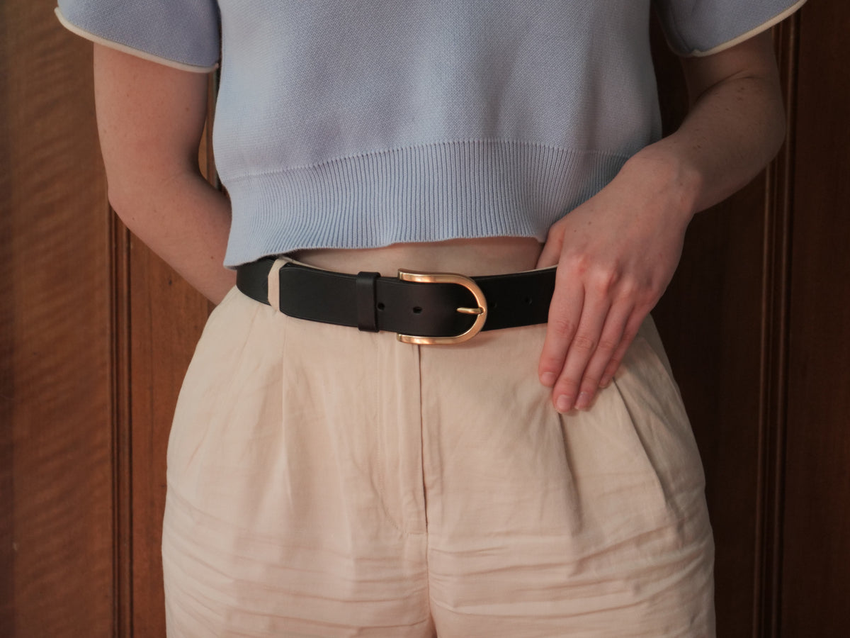 La ceinture signature en cuir pleine fleur et laiton
