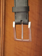 La ceinture signature en cuir pleine fleur et laiton