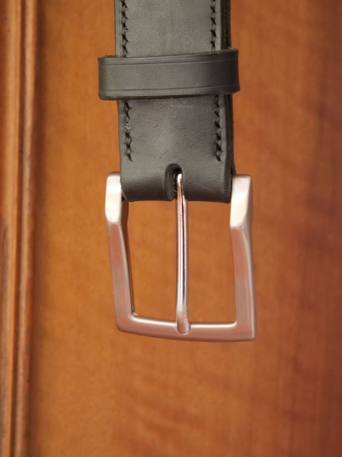 La ceinture signature en cuir pleine fleur et laiton